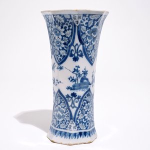 A Dutch Delft blue and white chinoiserie beaker vase, late 17th C. — 照片 4