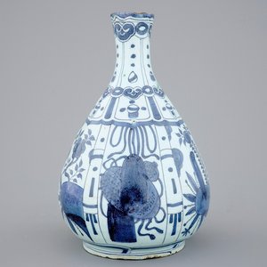 A Dutch Delft blue and white chinoiserie bottle vase, late 17th C. — 照片 1
