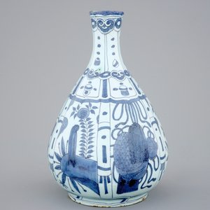 A Dutch Delft blue and white chinoiserie bottle vase, late 17th C. — 照片 2