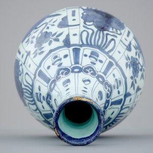 A Dutch Delft blue and white chinoiserie bottle vase, late 17th C. — 照片 5