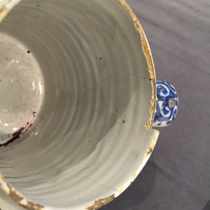 A Dutch Delft blue and white chinoiserie bowl and a polychrome Braunschweig mug, 1st half 18th C. — photo 11