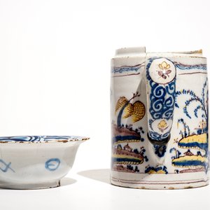 A Dutch Delft blue and white chinoiserie bowl and a polychrome Braunschweig mug, 1st half 18th C. — photo 3