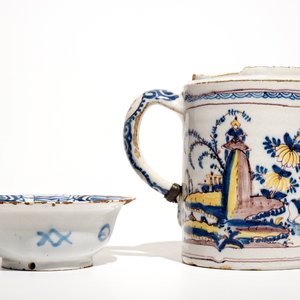A Dutch Delft blue and white chinoiserie bowl and a polychrome Braunschweig mug, 1st half 18th C. — photo 4