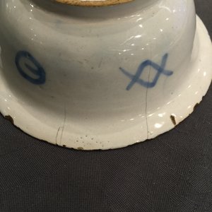 A Dutch Delft blue and white chinoiserie bowl and a polychrome Braunschweig mug, 1st half 18th C. — photo 9