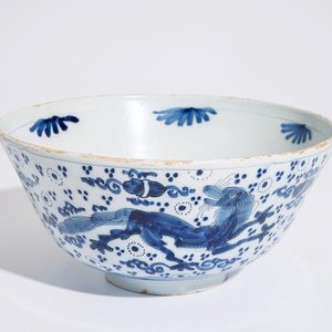 A Dutch Delft blue and white chinoiserie bowl with dragons, late 17th C. — photo 1