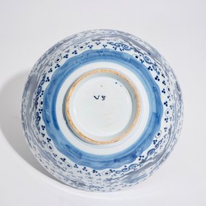 A Dutch Delft blue and white chinoiserie bowl with dragons, late 17th C. — photo 7