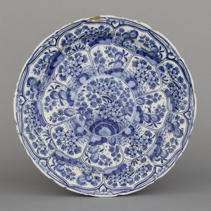A Dutch Delft blue and white chinoiserie dish, 18th C. — photo 1