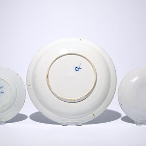 A Dutch Delft blue and white chinoiserie dish, an inscribed plate and a polychrome plate with floral design, 18th C. — 照片 3