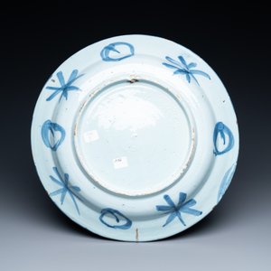 A Dutch Delft blue and white chinoiserie dish, late 17th C. — 照片 2