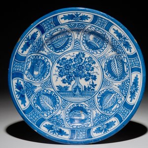 A Dutch Delft blue and white chinoiserie dish with a flower vase in Wanli style, 2nd half 17th C. — photo 1