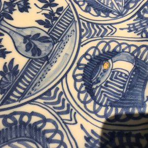 A Dutch Delft blue and white chinoiserie dish with a flower vase in Wanli style, 2nd half 17th C. — photo 3