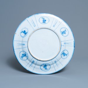 A Dutch Delft blue and white chinoiserie dish with figurative medallions on the back, late 17th C. — photo 2