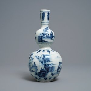 A Dutch Delft blue and white chinoiserie double gourd vase, early 18th C. — photo 4