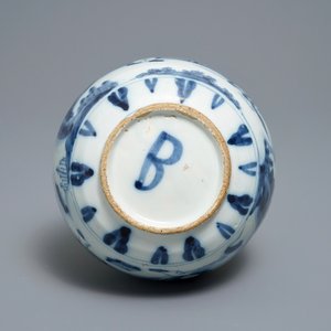 A Dutch Delft blue and white chinoiserie double gourd vase, early 18th C. — photo 6