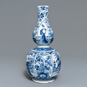 A Dutch Delft blue and white chinoiserie double gourd vase, early 18th C. — 照片 3