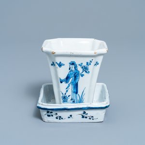 A Dutch Delft blue and white chinoiserie flower vase on stand, 18th C. — photo 1