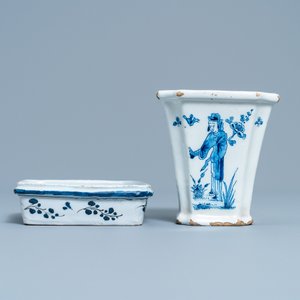 A Dutch Delft blue and white chinoiserie flower vase on stand, 18th C. — photo 3