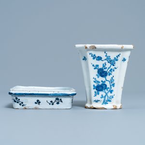 A Dutch Delft blue and white chinoiserie flower vase on stand, 18th C. — photo 4
