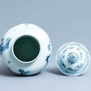 A Dutch Delft blue and white chinoiserie garniture of three vases, 17/18th C. — photo 7
