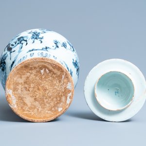 A Dutch Delft blue and white chinoiserie garniture of three vases, 17/18th C. — photo 8