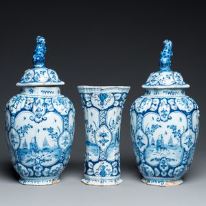 A Dutch Delft blue and white chinoiserie garniture of three vases, 18th C. — 照片 2