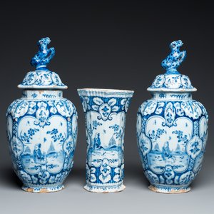 A Dutch Delft blue and white chinoiserie garniture of three vases, 18th C. — 照片 3