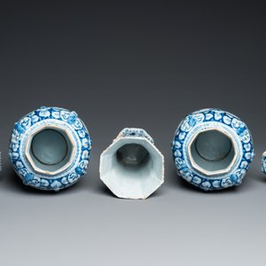 A Dutch Delft blue and white chinoiserie garniture of three vases, 18th C. — 照片 5