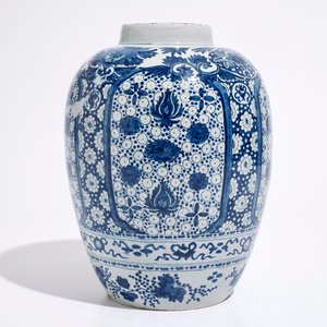 A Dutch Delft blue and white chinoiserie jar, 17th C. — photo 3