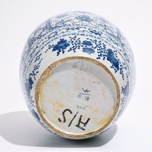 A Dutch Delft blue and white chinoiserie jar, 17th C. — photo 6