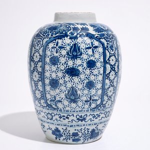 A Dutch Delft blue and white chinoiserie jar, 17th C. — photo 2
