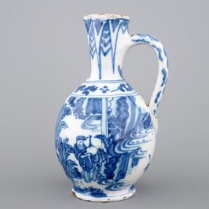 A Dutch Delft blue and white chinoiserie jug, 17th C. — photo 2