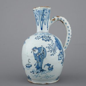 A Dutch Delft blue and white chinoiserie jug, 17th C. — photo 2