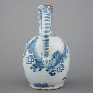 A Dutch Delft blue and white chinoiserie jug, 17th C. — photo 3
