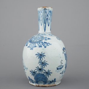 A Dutch Delft blue and white chinoiserie jug, 17th C. — photo 5