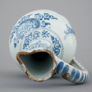 A Dutch Delft blue and white chinoiserie jug, 17th C. — photo 6
