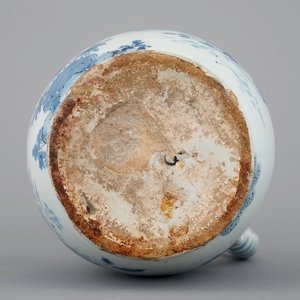 A Dutch Delft blue and white chinoiserie jug, 17th C. — photo 7