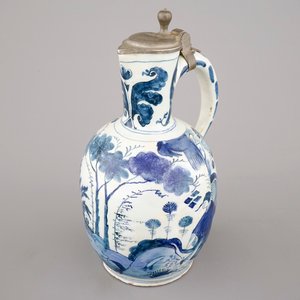 A Dutch Delft blue and white chinoiserie jug, 17th C. and a stoneware mug, 15th C. — 照片 2