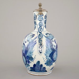 A Dutch Delft blue and white chinoiserie jug, 17th C. and a stoneware mug, 15th C. — 照片 4