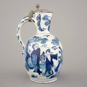 A Dutch Delft blue and white chinoiserie jug, 17th C. and a stoneware mug, 15th C. — 照片 5