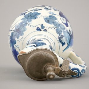 A Dutch Delft blue and white chinoiserie jug, 17th C. and a stoneware mug, 15th C. — 照片 8