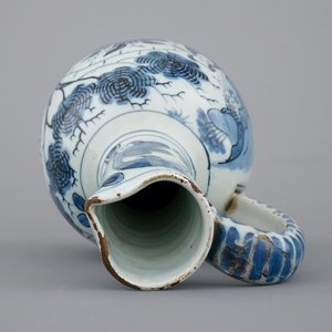 A Dutch Delft blue and white chinoiserie jug, 17th C. — photo 6