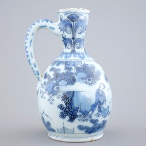 A Dutch Delft blue and white chinoiserie jug, late 17th C. — photo 4