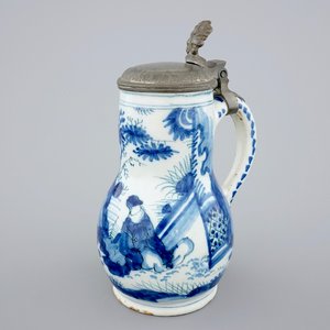 A Dutch Delft blue and white chinoiserie jug with pewter lid, 17th C. — photo 1