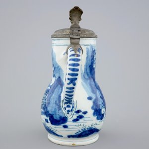 A Dutch Delft blue and white chinoiserie jug with pewter lid, 17th C. — photo 3