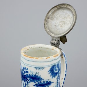 A Dutch Delft blue and white chinoiserie jug with pewter lid, 17th C. — photo 6