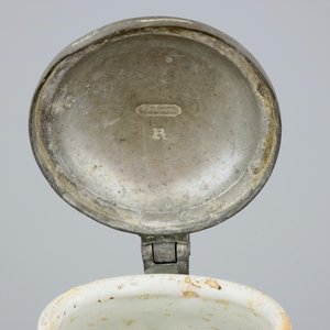 A Dutch Delft blue and white chinoiserie jug with pewter lid, 17th C. — photo 9