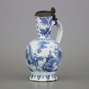 A Dutch Delft blue and white chinoiserie jug with pewter lid, late 17th C. — photo 1