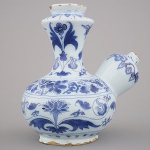 A Dutch Delft blue and white chinoiserie Kendi, late 17th C. — 照片 1