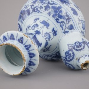 A Dutch Delft blue and white chinoiserie Kendi, late 17th C. — 照片 2