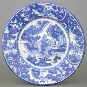 A Dutch Delft blue and white chinoiserie kraak style dish with an elephant, 17th C. — 照片 1